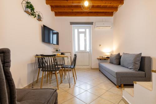 Sea & City - Luxury Seaside Maisonette with Private Rooftop Cinema - 50m from Beach & 300 m from Old Town