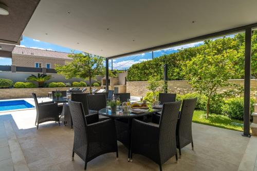 Luxury Villa Lucas with heated pool, whirlpool, sauna, 14 pax