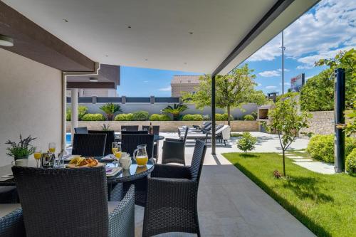 Luxury Villa Lucas with heated pool, whirlpool, sauna, 14 pax