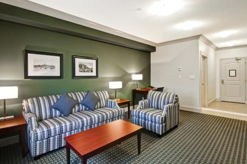 Ruang duduk di Chateau Nova Yellowknife