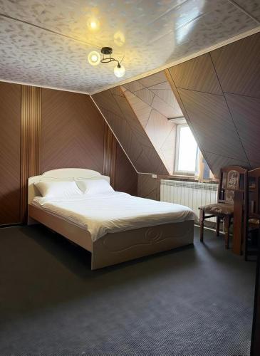 a bedroom with a large bed in a attic at Timur Resort Turgen in Taūtürgen