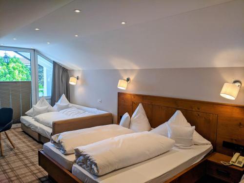 a hotel room with two beds in a room at Hotel Germania in Bad Wörishofen