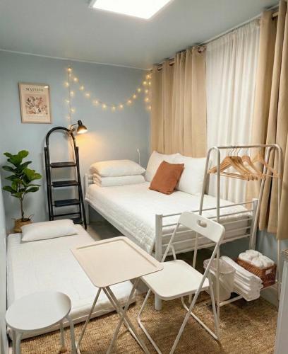 a bedroom with a bunk bed with chairs and a ladder at 자자쿨스테이 in Seoul