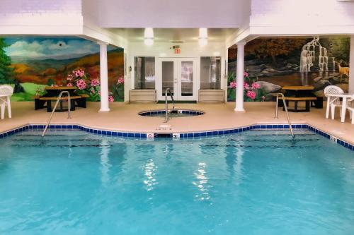 Clarion Inn Willow River — Swimming pool