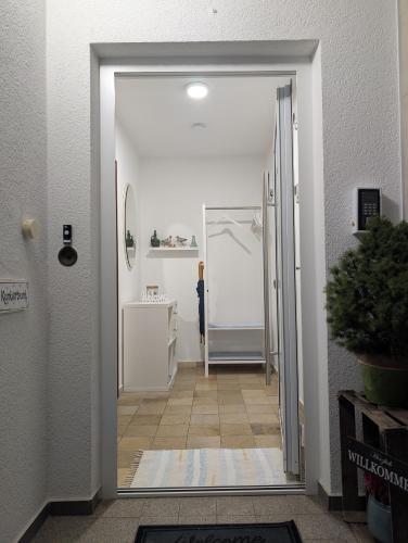 a hallway with a door leading to a bathroom at Ferienwohnung Erlengrund in Mochenwangen