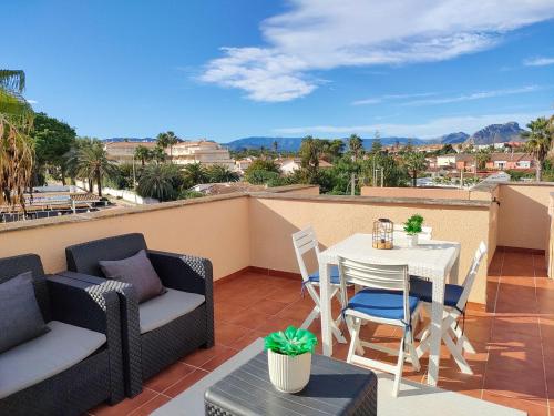 El ático de Alicia con terraza panorámica a un paso de la playa