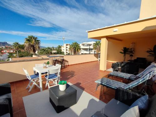 El ático de Alicia con terraza panorámica a pie de playa