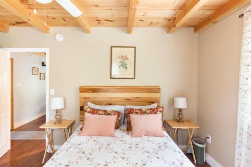 a bedroom with a bed with pink pillows at Kettlestone in Stanton