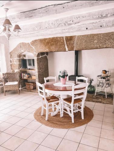 a dining room with a table and chairs in a room at Le coin des Samariens - Étape Saint-Jacques in Golinhac
