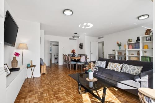New apartment in the city center 3beds, 2baths & parking