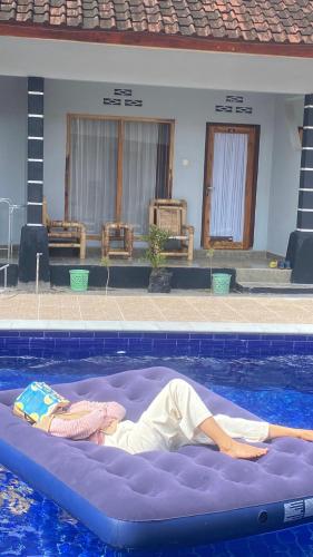 a person laying on an inflatableynchronousynchronousynchronousynchronousynchronousynchronousynchronousynchronous at Sawe Homestay in Kuta Lombok
