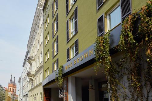 budynek z szyldem na boku w obiekcie Max Brown Hotel 7th District, part of Sircle Collection w Wiedniu
