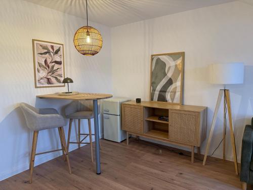 a room with a desk and a table and a lamp at Nordhavn in Harrislee