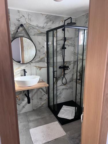 a bathroom with a sink and a mirror at Casa Rares in Moieciu de Sus