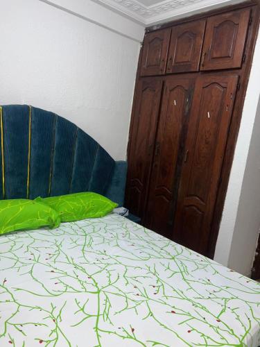 una camera da letto con un letto e un armadio in legno di Eleins prestige a Douala
