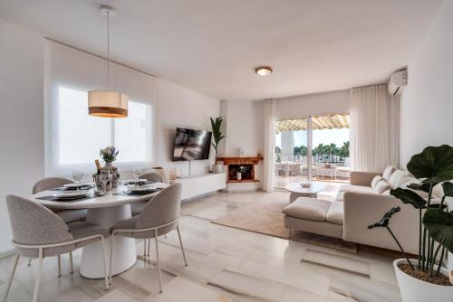 Ultimate Rentals - Coastal Escape - Apartment w Terrace & Sea View