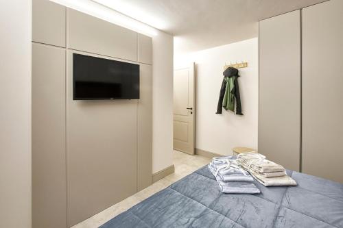 a bedroom with a tv and a bed with towels at Casa Vicky in Città di Castello