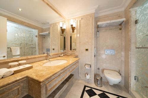 a bathroom with a sink and a toilet at Ali Bey Resort Sorgun in Side