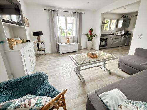 Appartement 2 pièces indépendant Piscine et jardin LA ROQUETTE SUR SIAGNE