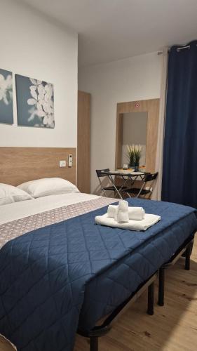 a bed with two towels on top of it at B&B La Dimora in Gissi