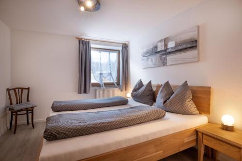 two twin beds in a room with a window at Bauernhof Grafenhof in Ebbs