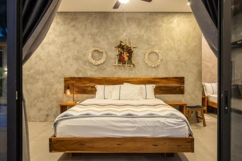 ein Schlafzimmer mit einem Bett und zwei Spiegeln an der Wand in der Unterkunft Casa Fariñas in Alfonso