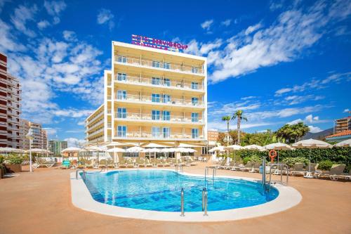 un hotel con piscina frente a un edificio en Hotel Servigroup Trinimar, en Benicàssim