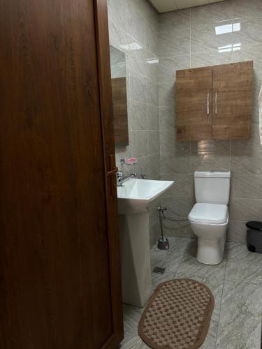 Mountain Hearth tesisinde bir banyo