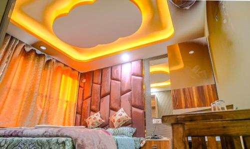 a room with a bed and a mirror on the ceiling at Hotel Sahil - City Center, LalChowk in Srinagar