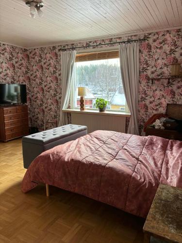 a bedroom with a bed and a window at Kråksjöviken in Västervik