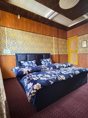 a bedroom with a bed in a room at Delight Homestay Gulmarg in Gulmarg