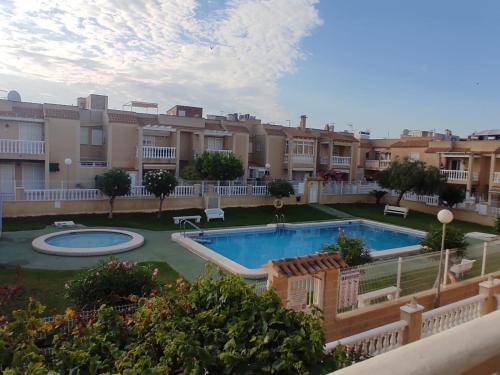 apartamento con piscina y terraza