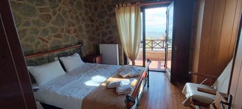 En eller flere senge i et værelse på Αετόπετρα