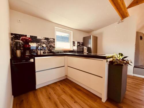 a kitchen with a black and white counter top at Fabians Ferienhaus - Rurseeloft in Simmerath