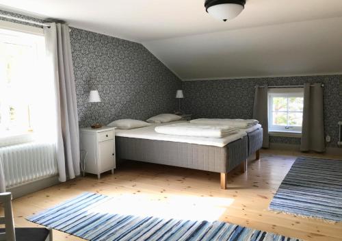 a bedroom with a bed and a window at Djup in Brevens Bruk