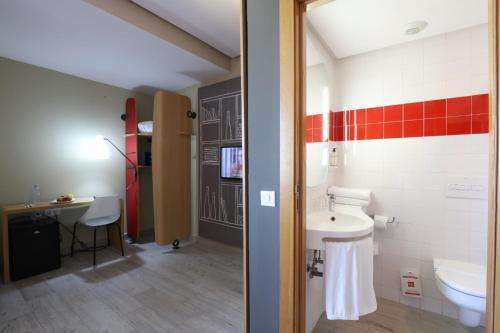 ein Badezimmer mit Waschbecken und Toilette in der Unterkunft Ibis Mohammedia in Mohammedia