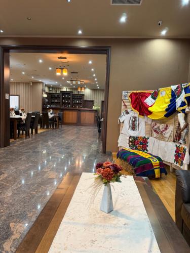 a lobby with a couch and a table and chairs at Hotel Hanul de la Rascruce in Arad