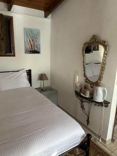 George's Room Halandri