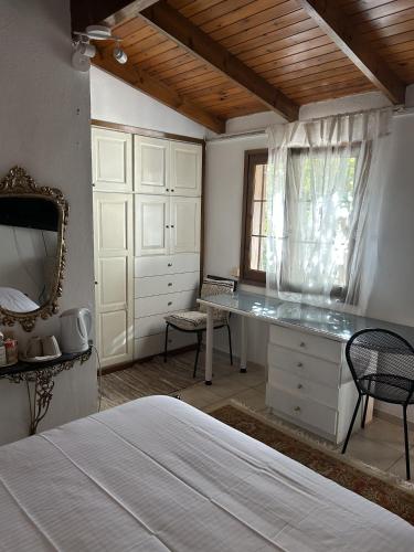 George's Room Halandri