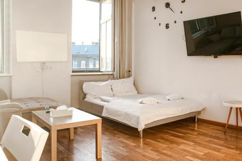 Private Rooms in a Comfortable 2BR Apartment Near Millennium Tower