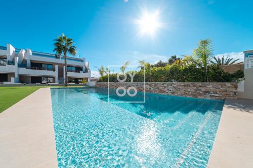 La Llana penthouse oasis with rooftop kitchen and pool - by OYOOSTAYS