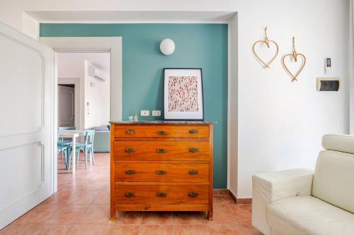 ein Wohnzimmer mit Kommode und Sofa in der Unterkunft PianPieve Family Apartments vicino Assisi in Assisi