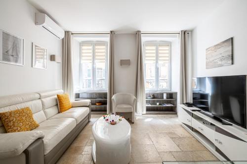 LE MEYNADIER lumineux dans le centre historique, proche des plages et Palais