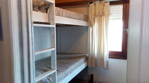Giường trong phòng chung tại Departamento Villa Gesell Centro Sobre Playa y 114 Vista al Mar