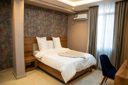 a bedroom with a bed in a room at Yankers Royal Hôtel Kinshasa in Kinshasa
