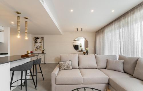 Stunning Contemporary 3-Bedroom Corner Apartment in the Idyllic Oasis 325, Estepona