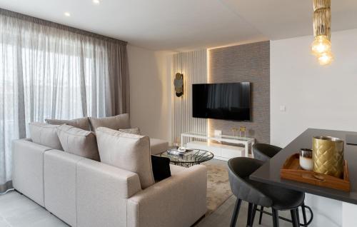 Stunning Contemporary 3-Bedroom Corner Apartment in the Idyllic Oasis 325, Estepona
