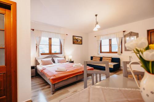 a small bedroom with a bed and a table at Biscontini's Studio in Praid