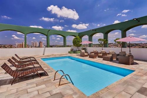 a swimming pool on the roof of a building at Hotel Nacional Inn Limeira in Limeira