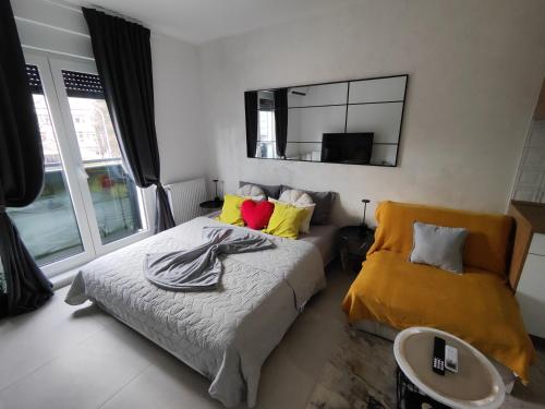 a bedroom with a bed and a mirror on the wall at Apartman BULEVAR1 sa garažom in Doboj